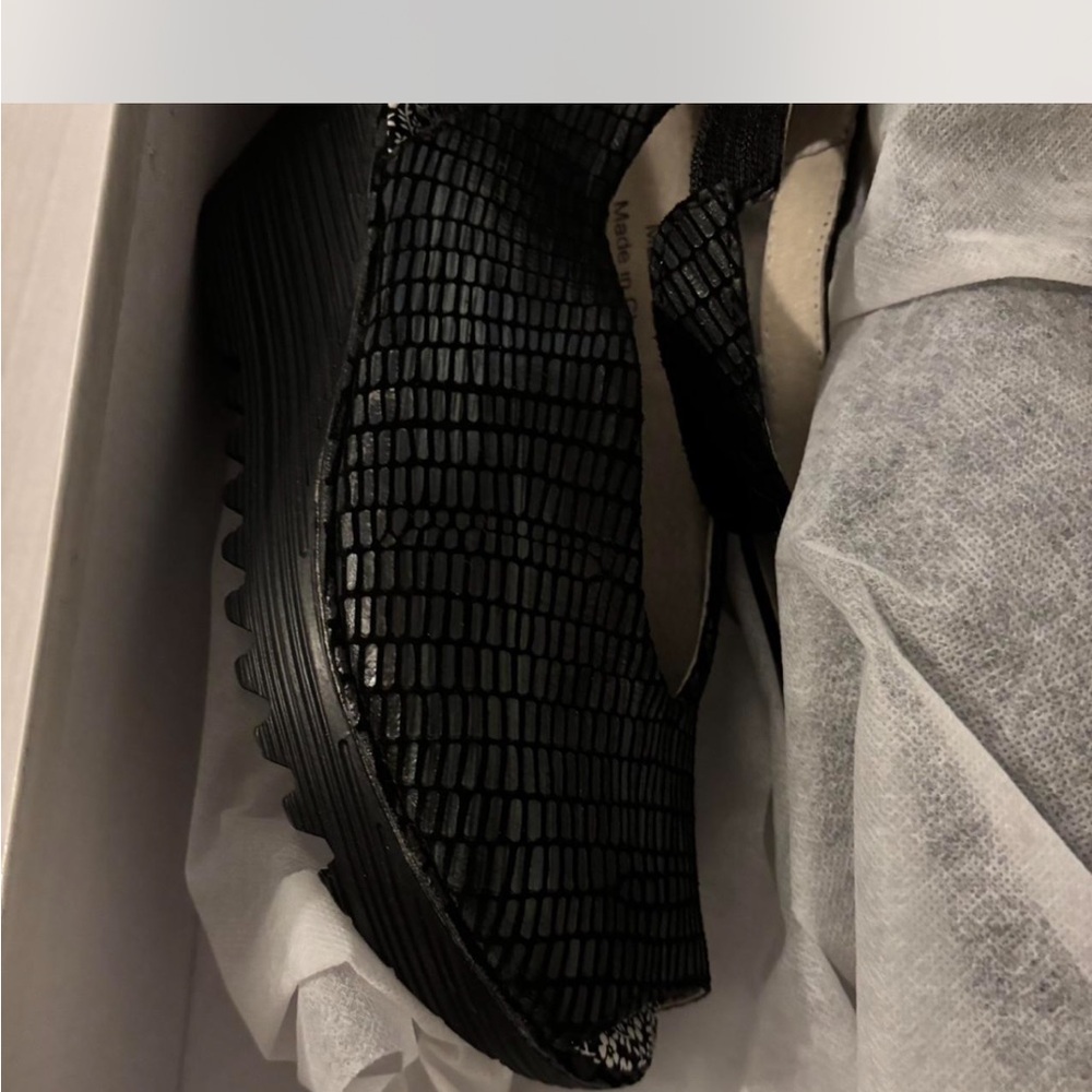 Stylish Black Textured Women's Shoes Bernie Mev's brand
